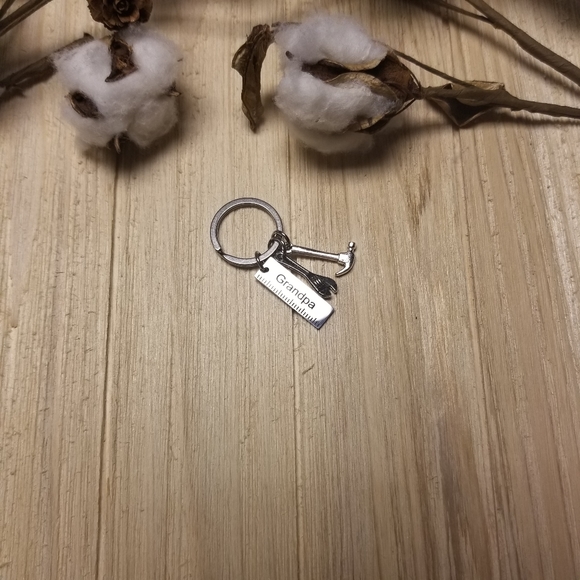 🛠🛠🛠Cutest Grandpa KeyChain with tools - Picture 2 of 5